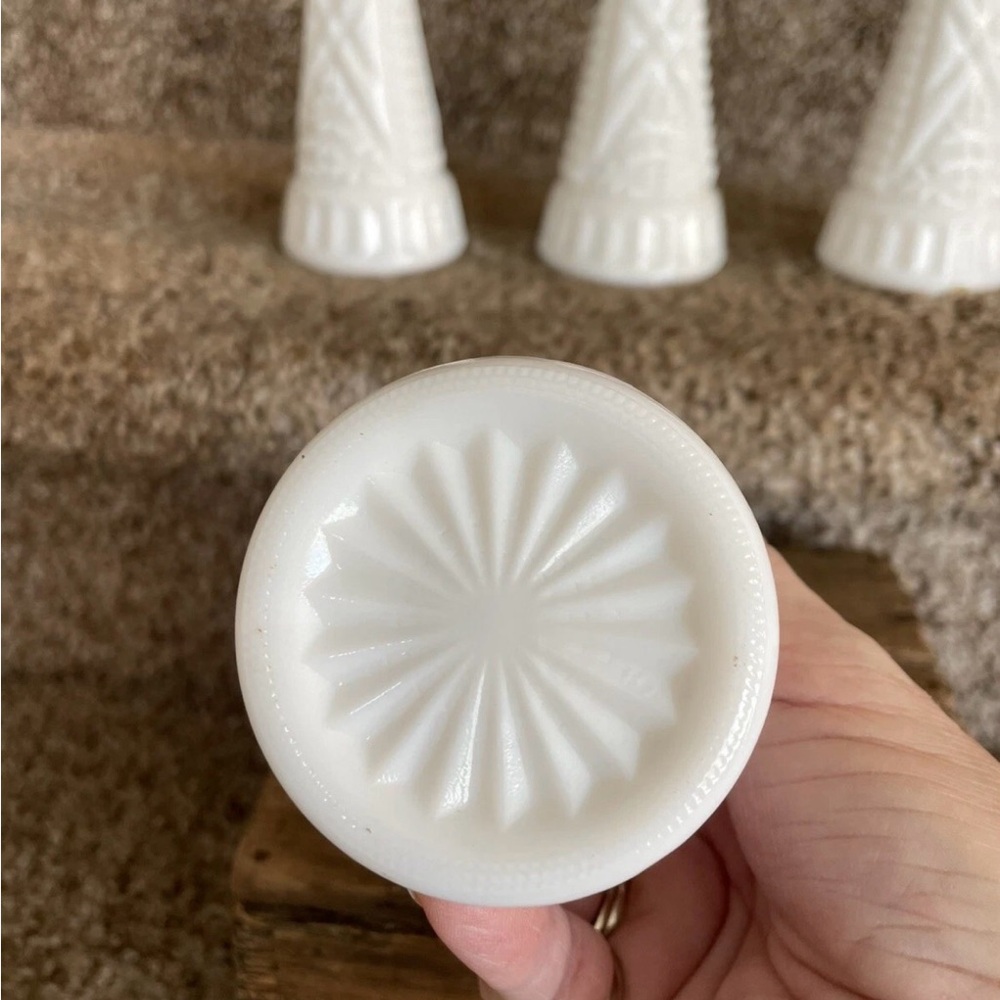 Milk glass vases - Picture 3 of 4